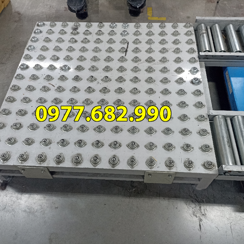 Bàn nâng thủy lực gắn con lăn