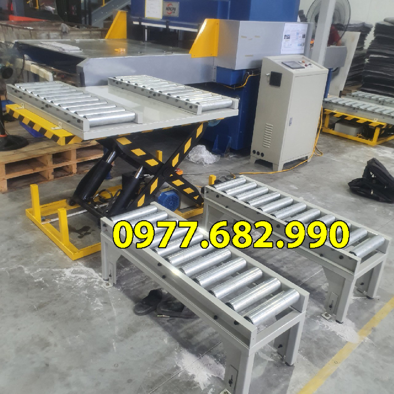Bàn nâng thủy lực gắn con lăn